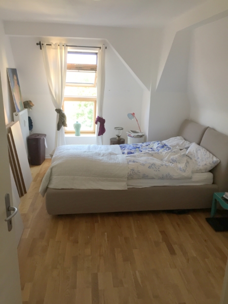 Ab sofort! Beste Lage direkt am Schweizer Platz! Ganz oben 5.OG im Altbau ohne ! Aufzug: Gemütliche 3 Zimmerwohnung mit Parkett und Einbauküche