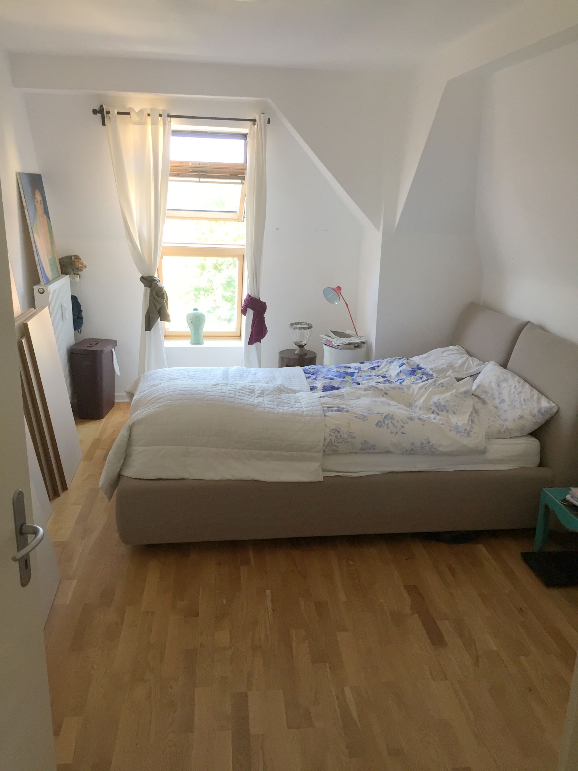 Ab sofort! Beste Lage direkt am Schweizer Platz! Ganz oben 5.OG im Altbau ohne ! Aufzug: Gemütliche 3 Zimmerwohnung mit Parkett und Einbauküche