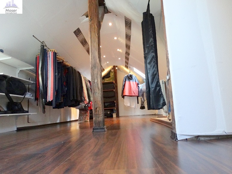 Altbaucharme ganz oben + mitten im Leben von Alt-Sachsenhausen: Komplett neu renoviert! Skylineblick inkl! 5 Zimmer Maisonette mit Dachterrasse
