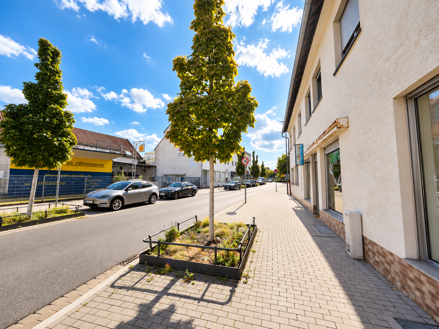 Nagelneu renoviert! Lichtdurchflutete Gewerbe-/Verkaufs-/Café Fläche in Hanau – zentrumsnah