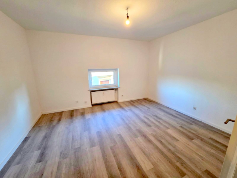 Altbaucharme ganz oben + mitten im Leben von Alt-Sachsenhausen: Komplett neu renoviert! Skylineblick inkl! 5 Zimmer Maisonette mit Dachterrasse