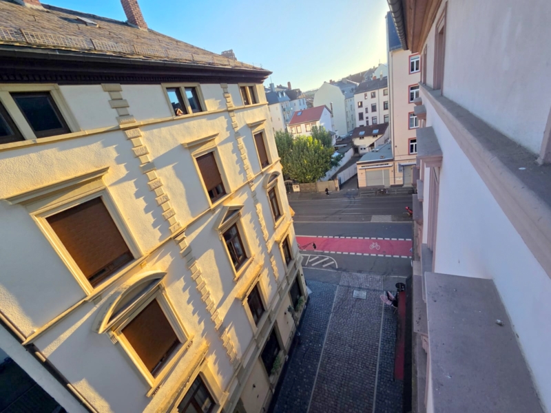 Altbaucharme ganz oben + mitten im Leben von Alt-Sachsenhausen: Komplett neu renoviert! Skylineblick inkl! 5 Zimmer Maisonette mit Dachterrasse