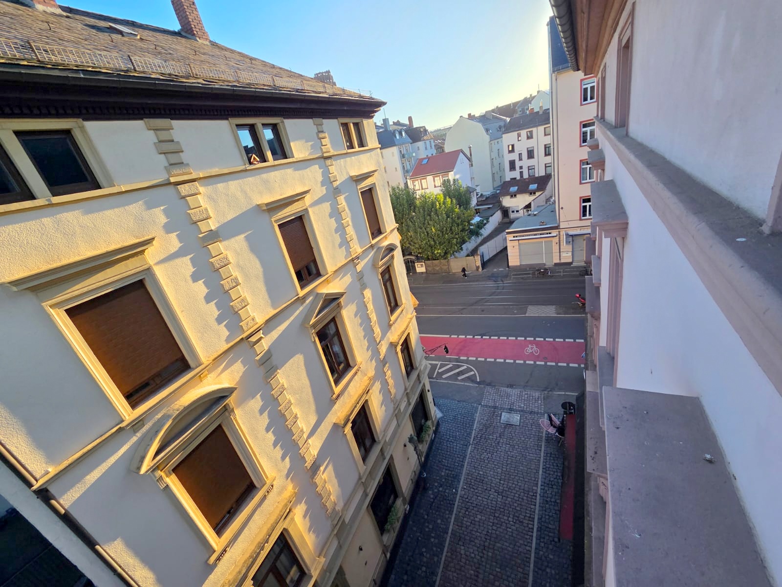 Altbaucharme ganz oben + mitten im Leben von Alt-Sachsenhausen: Komplett neu renoviert! Skylineblick inkl! 5 Zimmer Maisonette mit Dachterrasse