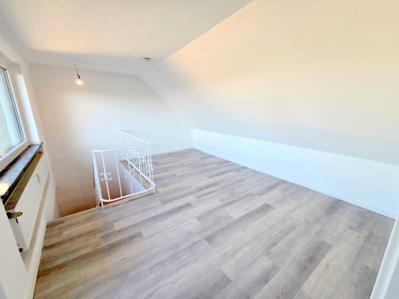 Altbaucharme ganz oben + mitten im Leben von Alt-Sachsenhausen: Komplett neu renoviert! Skylineblick inkl! 5 Zimmer Maisonette mit Dachterrasse