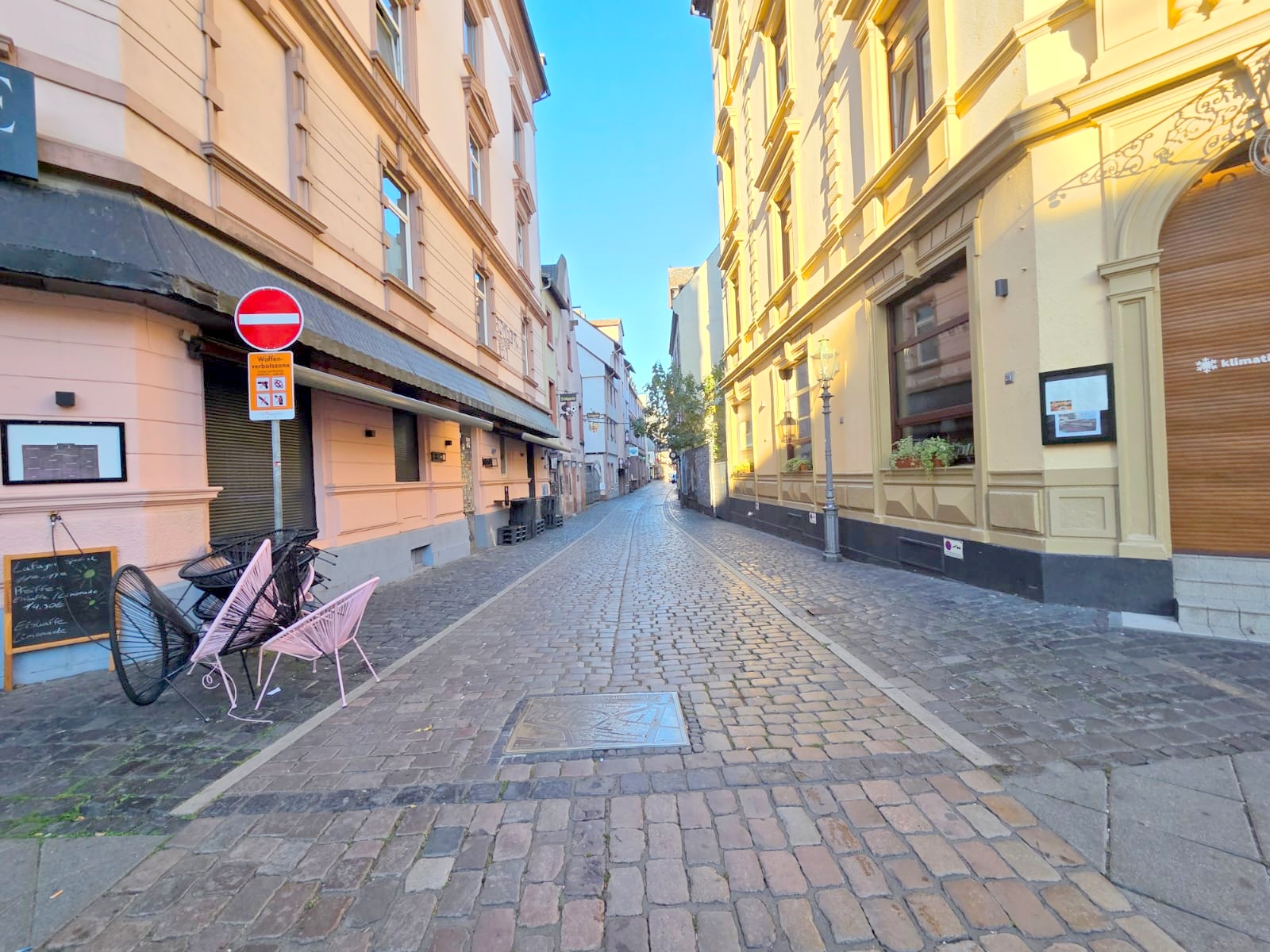 Altbaucharme ganz oben + mitten im Leben von Alt-Sachsenhausen: Komplett neu renoviert! Skylineblick inkl! 5 Zimmer Maisonette mit Dachterrasse