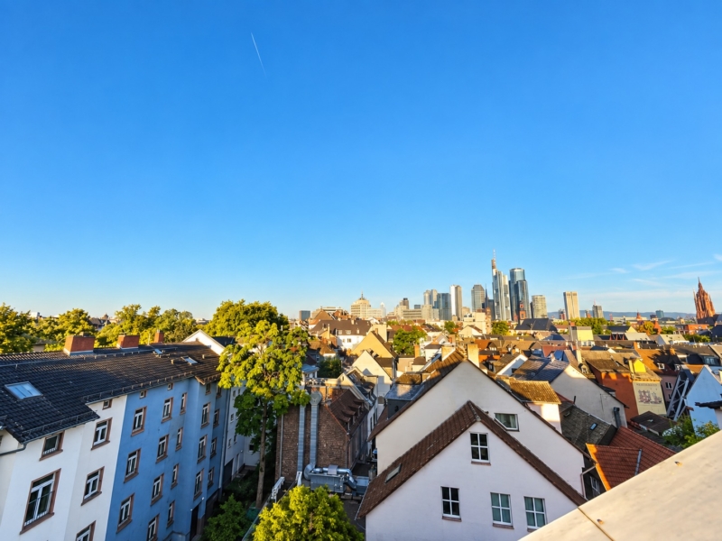 Altbaucharme ganz oben + mitten im Leben von Alt-Sachsenhausen: Komplett neu renoviert! Skylineblick inkl! 5 Zimmer Maisonette mit Dachterrasse