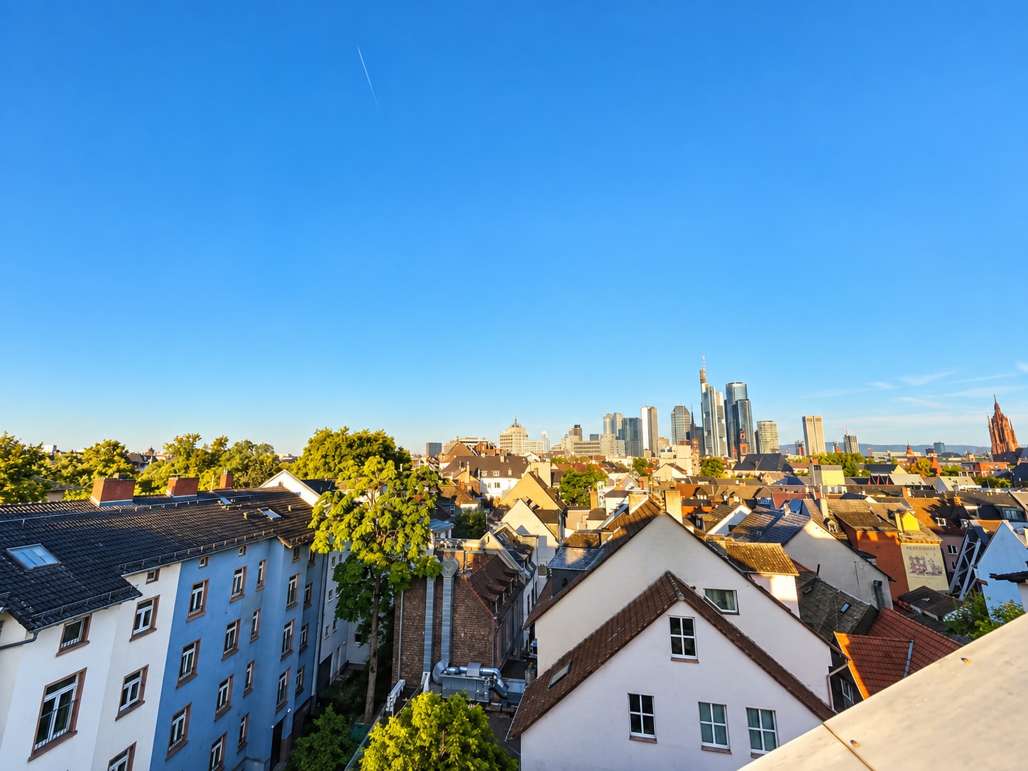 Altbaucharme ganz oben + mitten im Leben von Alt-Sachsenhausen: Komplett neu renoviert! Skylineblick inkl! 5 Zimmer Maisonette mit Dachterrasse
