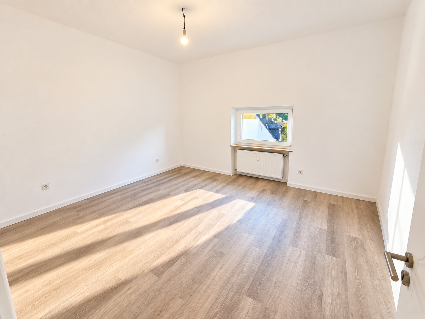 Altbaucharme ganz oben + mitten im Leben von Alt-Sachsenhausen: Komplett neu renoviert! Skylineblick inkl! 5 Zimmer Maisonette mit Dachterrasse