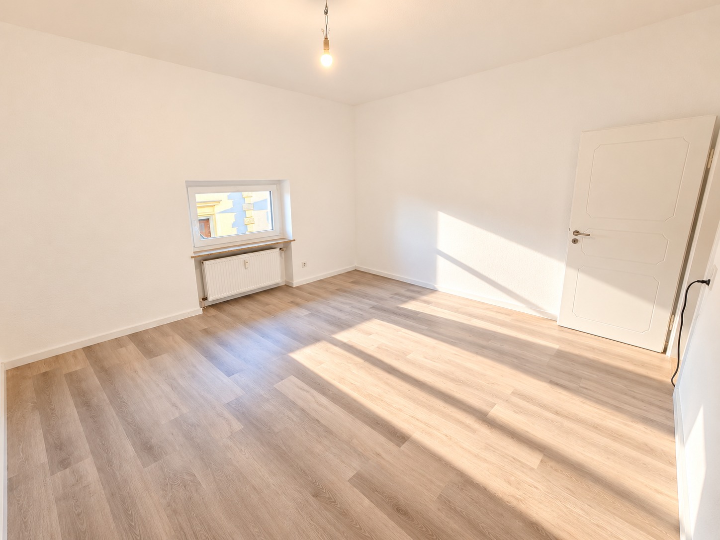Altbaucharme ganz oben + mitten im Leben von Alt-Sachsenhausen: Komplett neu renoviert! Skylineblick inkl! 5 Zimmer Maisonette mit Dachterrasse