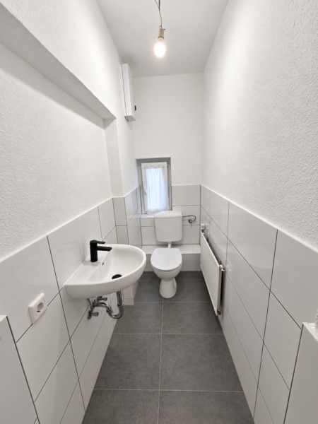 Altbaucharme ganz oben + mitten im Leben von Alt-Sachsenhausen: Komplett neu renoviert! Skylineblick inkl! 5 Zimmer Maisonette mit Dachterrasse