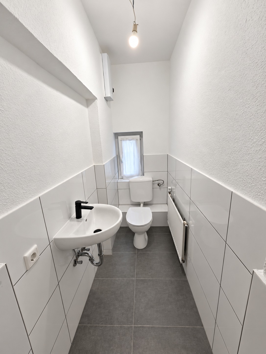 Altbaucharme ganz oben + mitten im Leben von Alt-Sachsenhausen: Komplett neu renoviert! Skylineblick inkl! 5 Zimmer Maisonette mit Dachterrasse