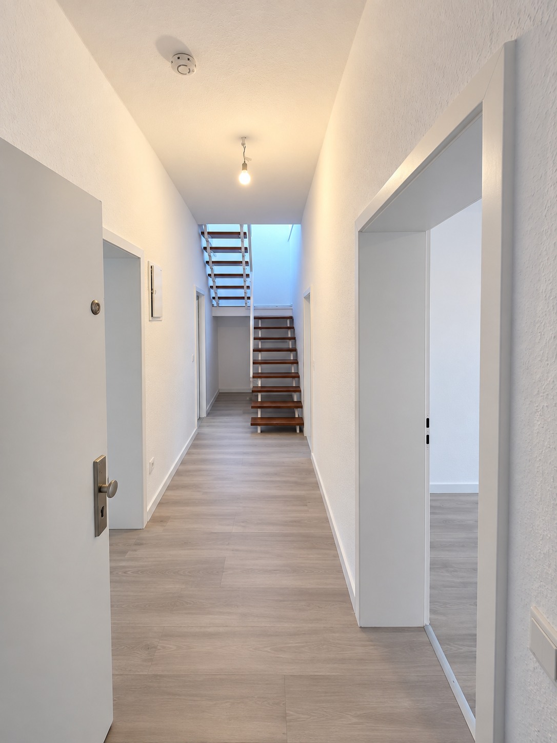 Altbaucharme ganz oben + mitten im Leben von Alt-Sachsenhausen: Komplett neu renoviert! Skylineblick inkl! 5 Zimmer Maisonette mit Dachterrasse