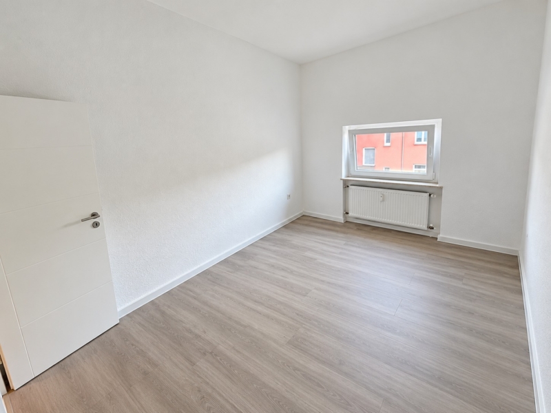 Altbaucharme ganz oben + mitten im Leben von Alt-Sachsenhausen: Komplett neu renoviert! Skylineblick inkl! 5 Zimmer Maisonette mit Dachterrasse