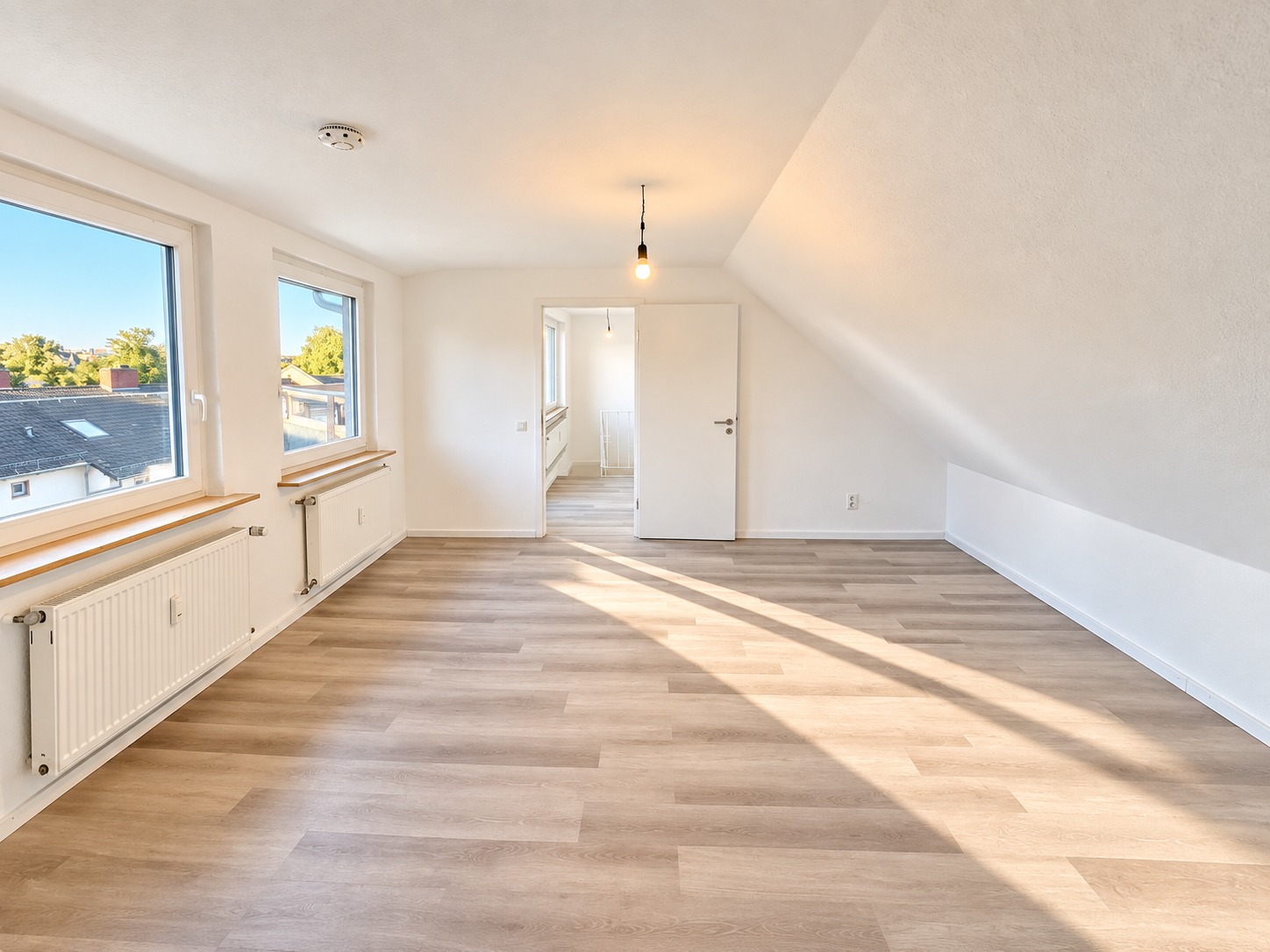 Altbaucharme ganz oben + mitten im Leben von Alt-Sachsenhausen: Komplett neu renoviert! Skylineblick inkl! 5 Zimmer Maisonette mit Dachterrasse