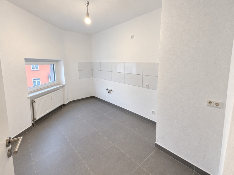 Altbaucharme ganz oben + mitten im Leben von Alt-Sachsenhausen: Komplett neu renoviert! Skylineblick inkl! 5 Zimmer Maisonette mit Dachterrasse