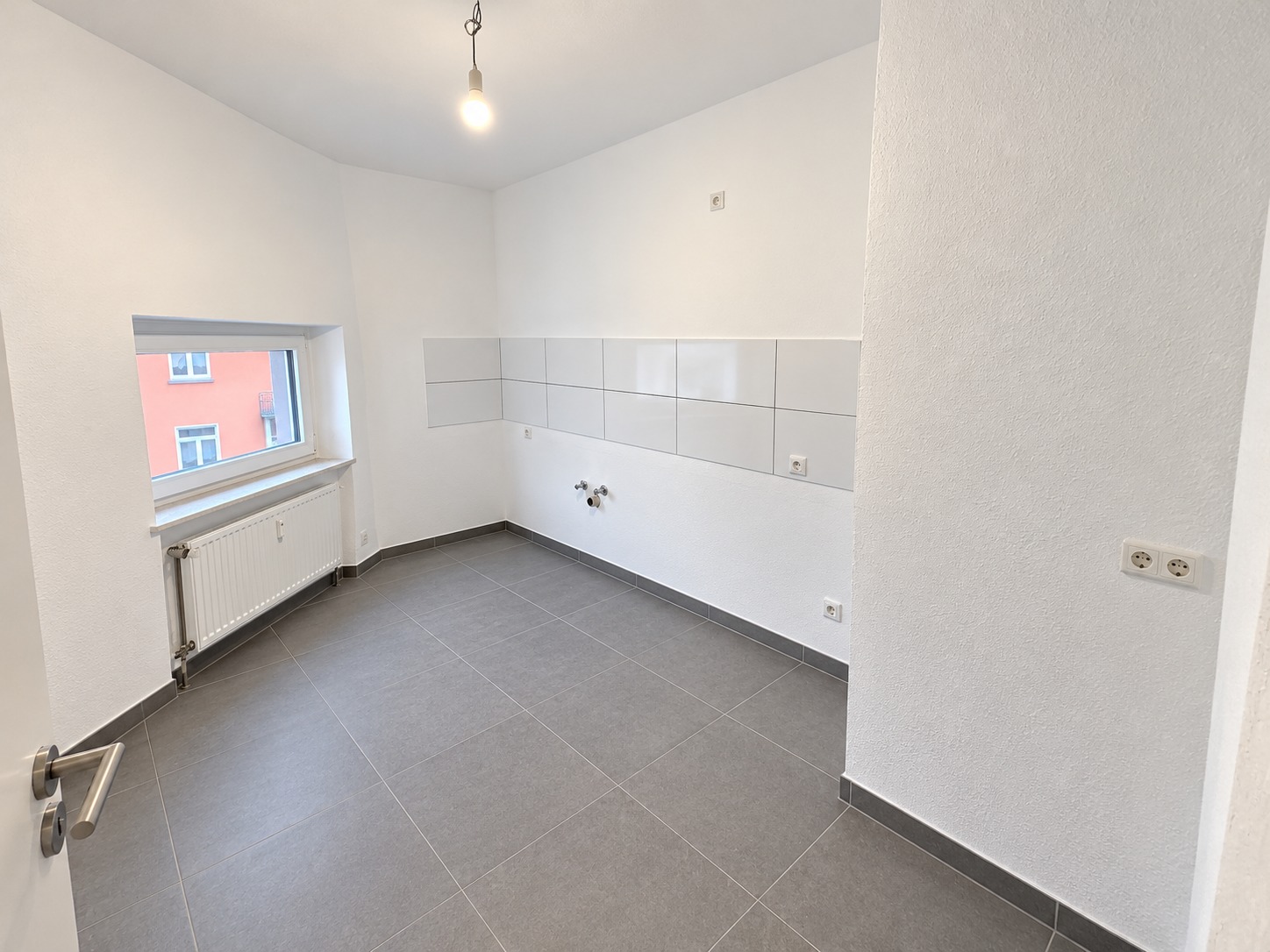 Altbaucharme ganz oben + mitten im Leben von Alt-Sachsenhausen: Komplett neu renoviert! Skylineblick inkl! 5 Zimmer Maisonette mit Dachterrasse