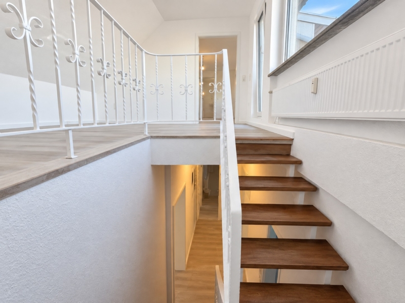 Altbaucharme ganz oben + mitten im Leben von Alt-Sachsenhausen: Komplett neu renoviert! Skylineblick inkl! 5 Zimmer Maisonette mit Dachterrasse