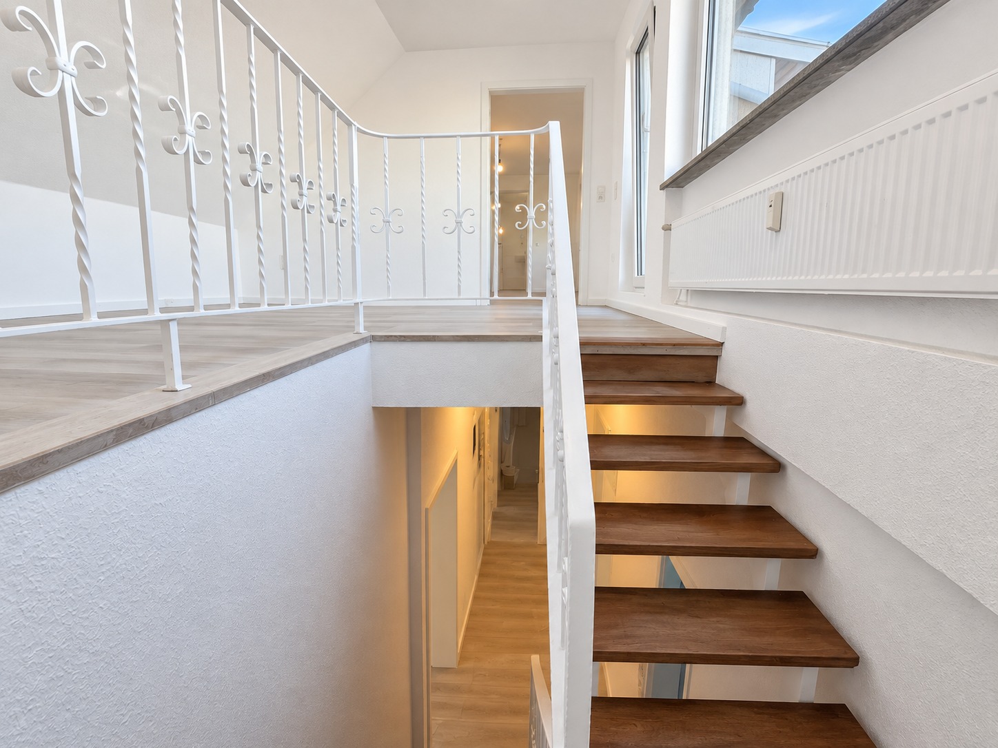 Altbaucharme ganz oben + mitten im Leben von Alt-Sachsenhausen: Komplett neu renoviert! Skylineblick inkl! 5 Zimmer Maisonette mit Dachterrasse