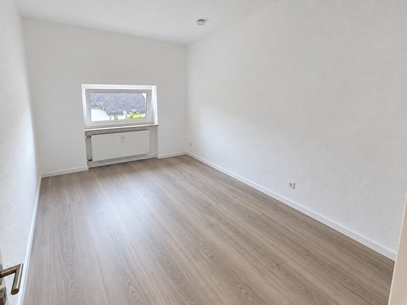 Altbaucharme ganz oben + mitten im Leben von Alt-Sachsenhausen: Komplett neu renoviert! Skylineblick inkl! 5 Zimmer Maisonette mit Dachterrasse