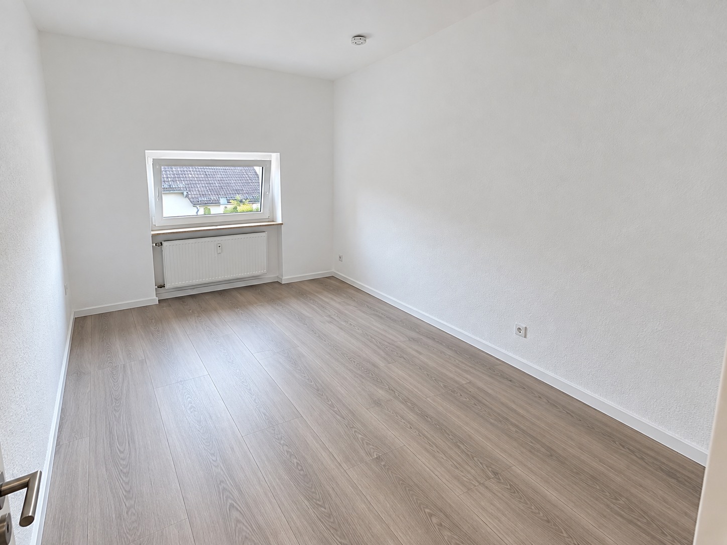 Altbaucharme ganz oben + mitten im Leben von Alt-Sachsenhausen: Komplett neu renoviert! Skylineblick inkl! 5 Zimmer Maisonette mit Dachterrasse