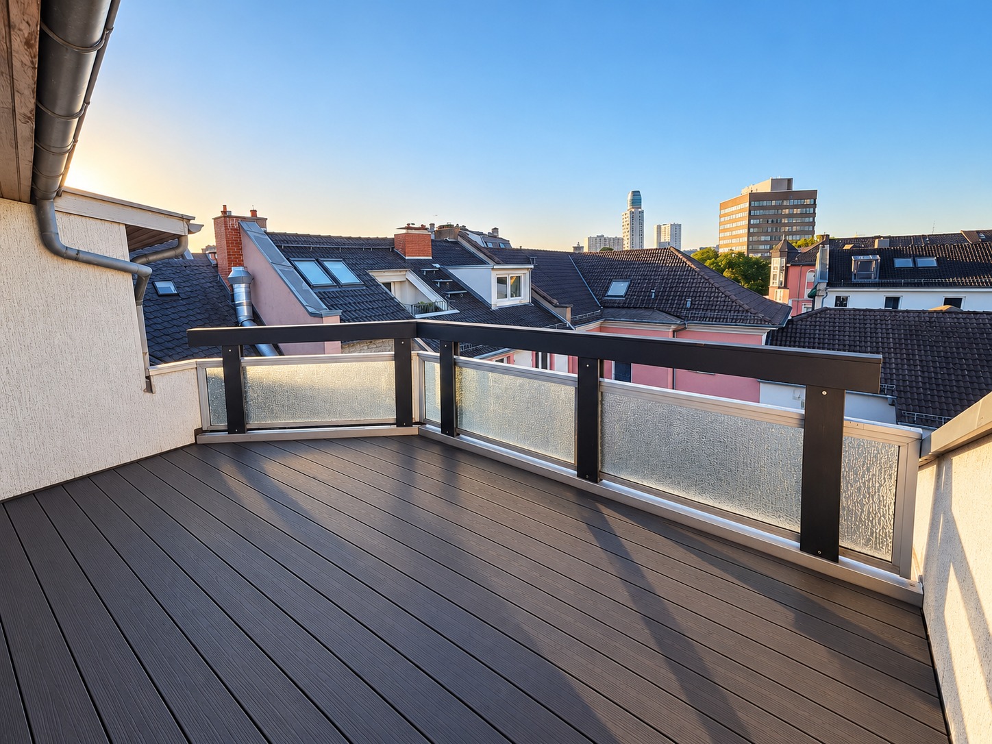 Altbaucharme ganz oben + mitten im Leben von Alt-Sachsenhausen: Komplett neu renoviert! Skylineblick inkl! 5 Zimmer Maisonette mit Dachterrasse