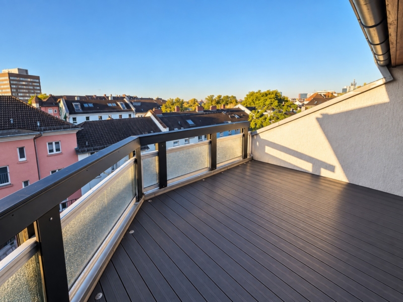 Altbaucharme ganz oben + mitten im Leben von Alt-Sachsenhausen: Komplett neu renoviert! Skylineblick inkl! 5 Zimmer Maisonette mit Dachterrasse