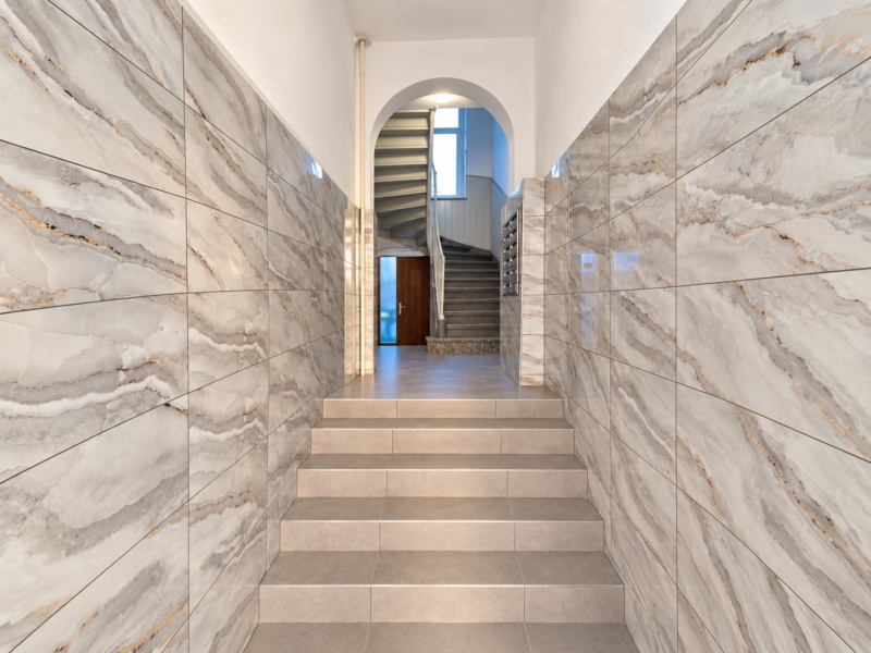 Altbaucharme ganz oben + mitten im Leben von Alt-Sachsenhausen: Komplett neu renoviert! Skylineblick inkl! 5 Zimmer Maisonette mit Dachterrasse