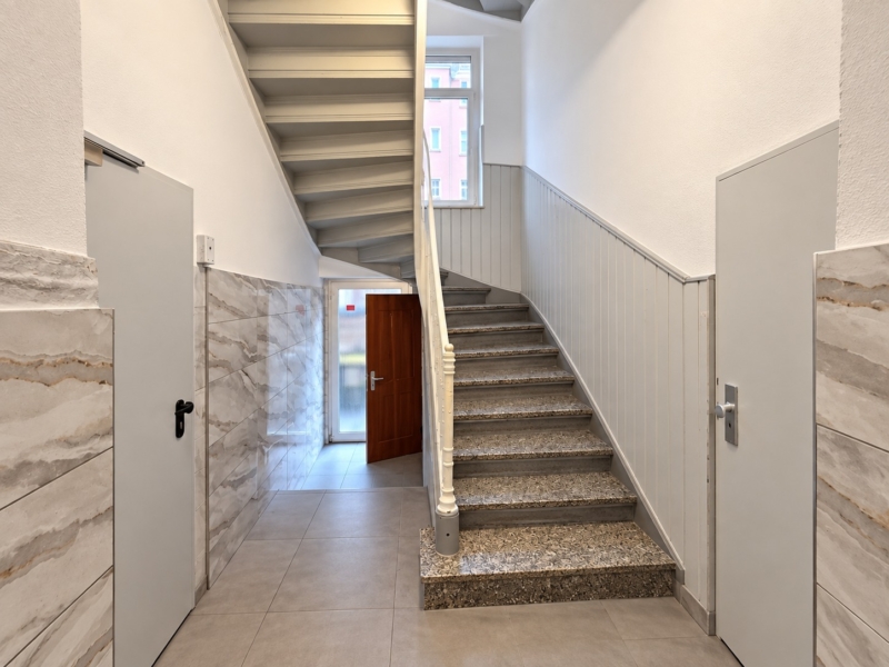 Altbaucharme ganz oben + mitten im Leben von Alt-Sachsenhausen: Komplett neu renoviert! Skylineblick inkl! 5 Zimmer Maisonette mit Dachterrasse