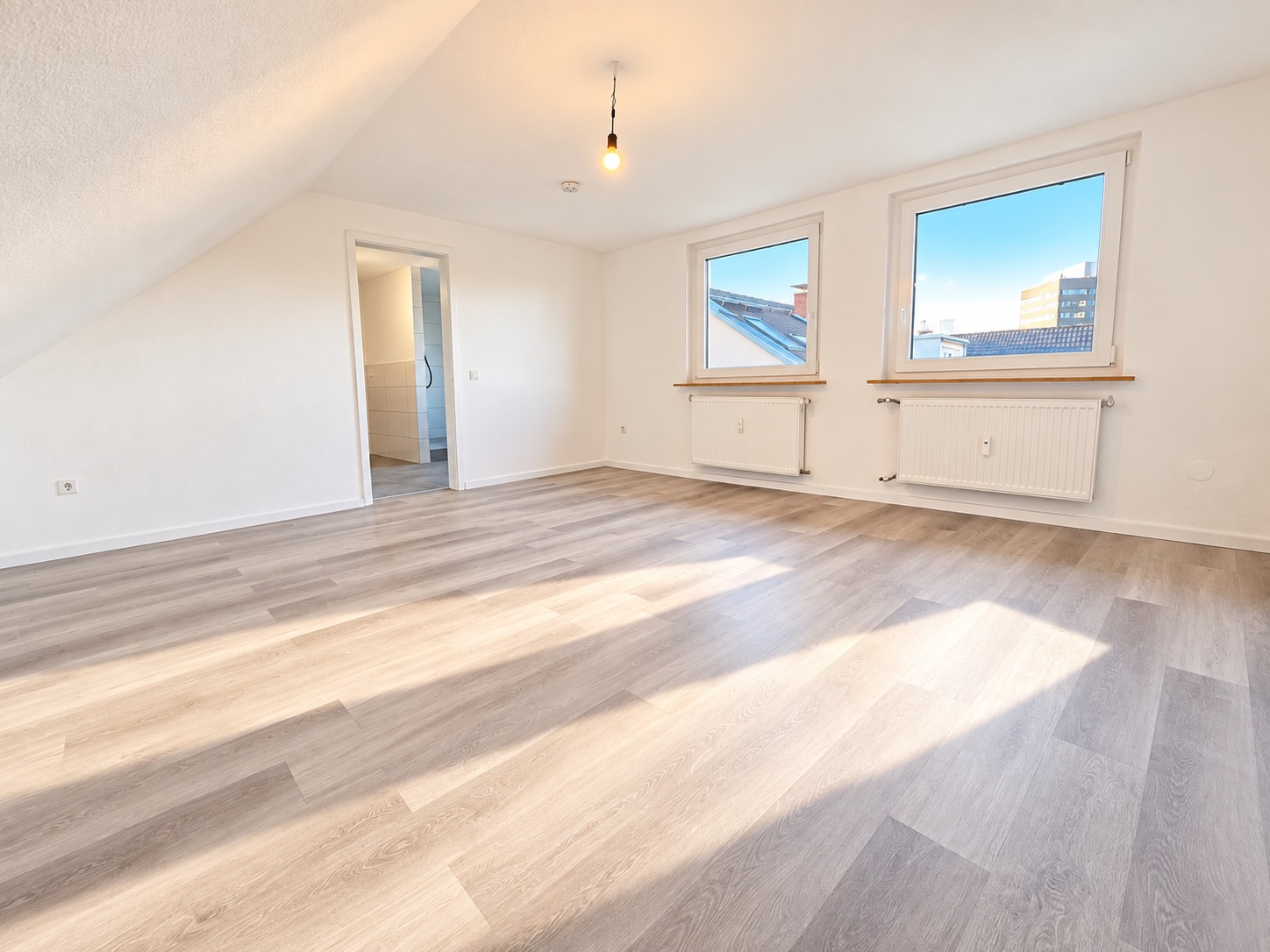 Altbaucharme ganz oben + mitten im Leben von Alt-Sachsenhausen: Komplett neu renoviert! Skylineblick inkl! 5 Zimmer Maisonette mit Dachterrasse