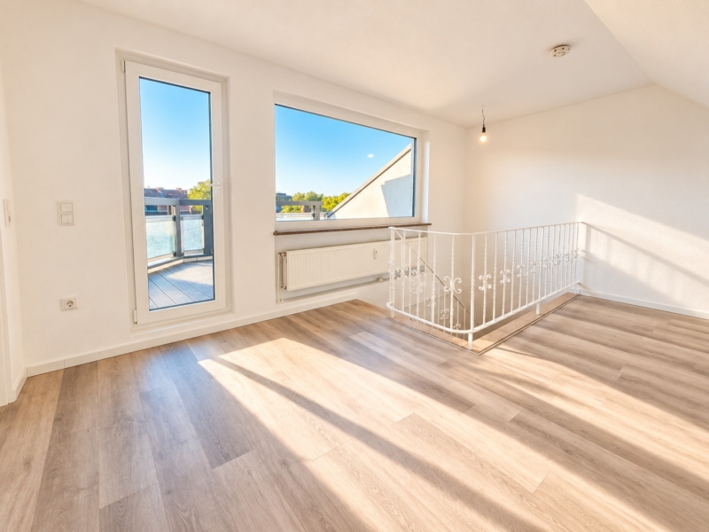 Altbaucharme ganz oben + mitten im Leben von Alt-Sachsenhausen: Komplett neu renoviert! Skylineblick inkl! 5 Zimmer Maisonette mit Dachterrasse