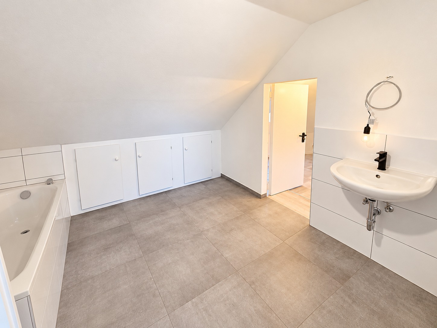 Altbaucharme ganz oben + mitten im Leben von Alt-Sachsenhausen: Komplett neu renoviert! Skylineblick inkl! 5 Zimmer Maisonette mit Dachterrasse