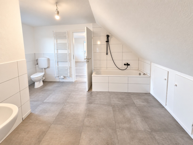 Altbaucharme ganz oben + mitten im Leben von Alt-Sachsenhausen: Komplett neu renoviert! Skylineblick inkl! 5 Zimmer Maisonette mit Dachterrasse