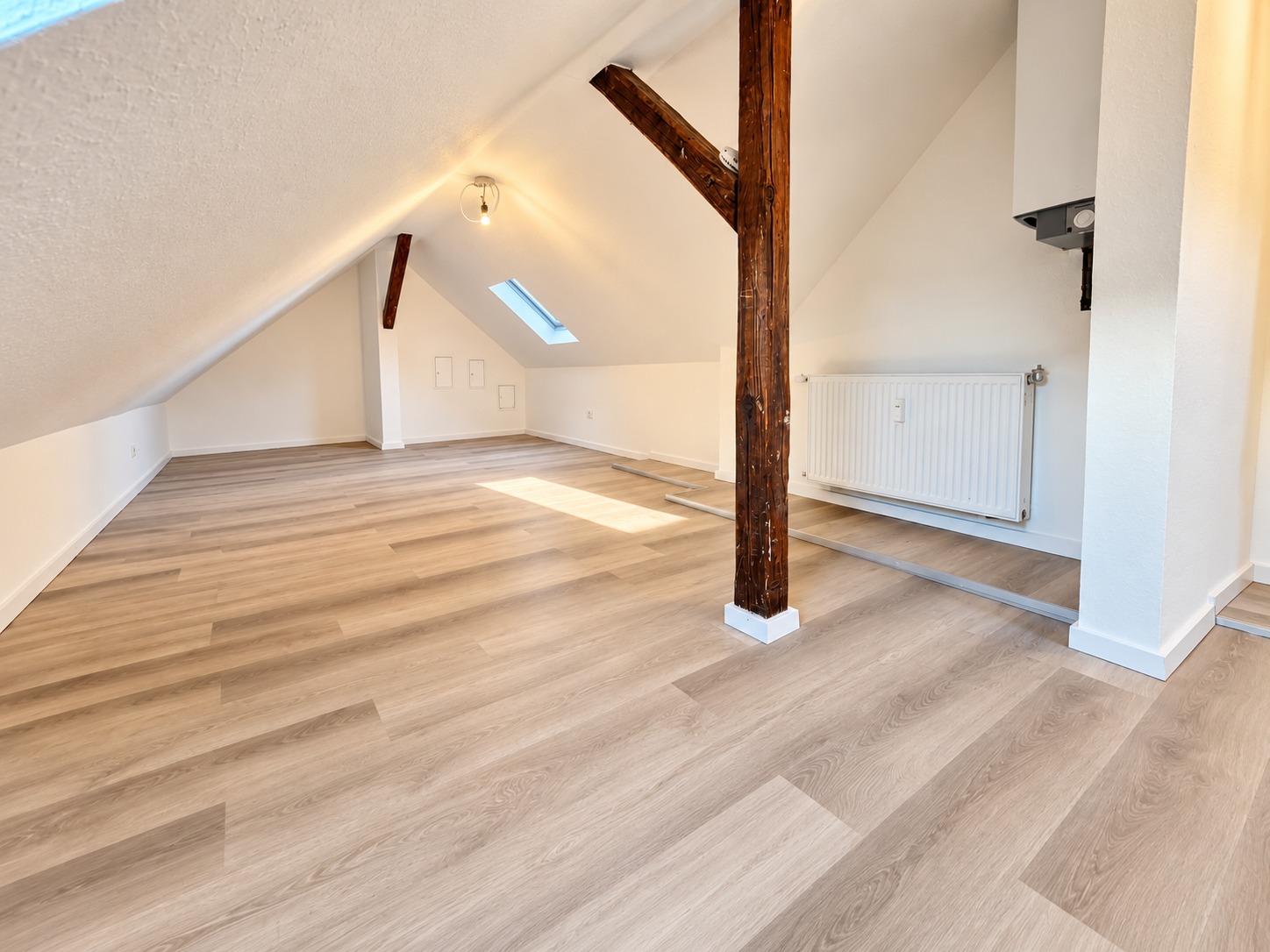 Altbaucharme ganz oben + mitten im Leben von Alt-Sachsenhausen: Komplett neu renoviert! Skylineblick inkl! 5 Zimmer Maisonette mit Dachterrasse