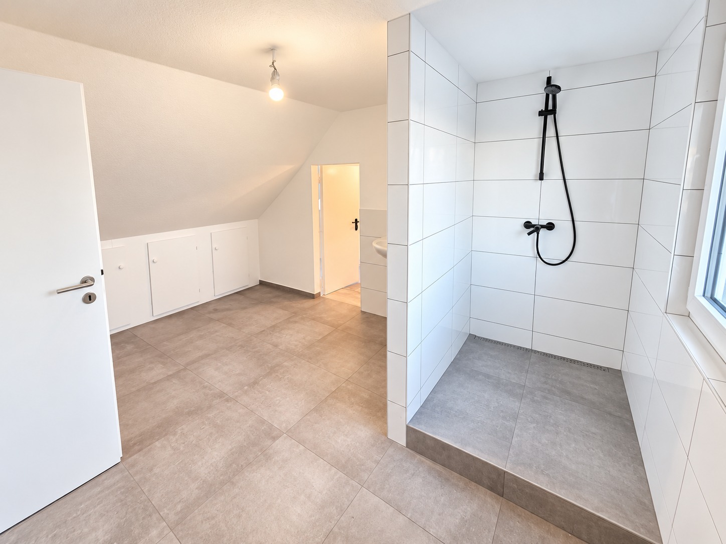 Altbaucharme ganz oben + mitten im Leben von Alt-Sachsenhausen: Komplett neu renoviert! Skylineblick inkl! 5 Zimmer Maisonette mit Dachterrasse