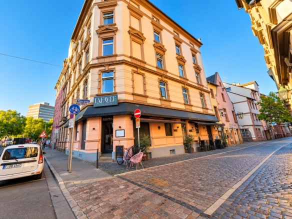 Altbaucharme ganz oben + mitten im Leben von Alt-Sachsenhausen: Komplett neu renoviert! Skylineblick inkl! 5 Zimmer Maisonette mit Dachterrasse