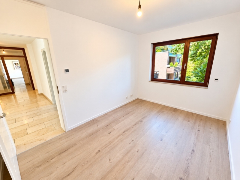 Neu renoviert! Großzügige 4 Zimmer Wohnung + 2 Balkone + Keller + TG-Platz möglich – Schwimmbad/Sauna im Haus!