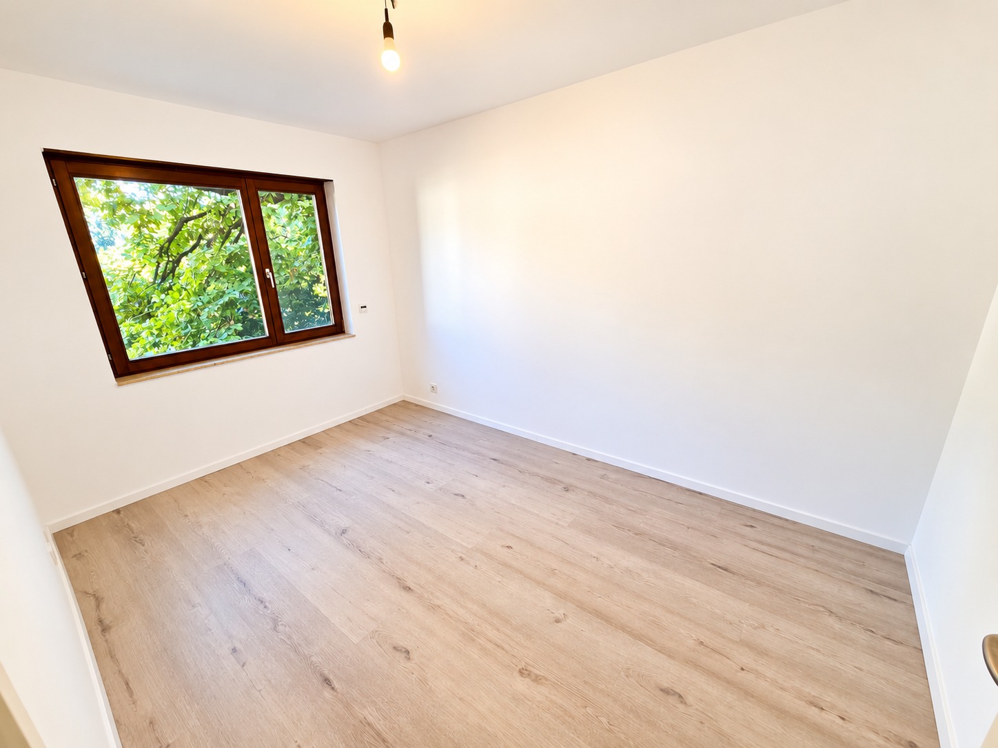 Neu renoviert! Großzügige 4 Zimmer Wohnung + 2 Balkone + Keller + TG-Platz möglich – Schwimmbad/Sauna im Haus!