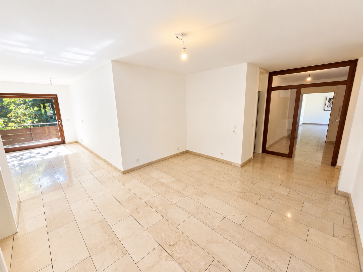 Neu renoviert! Großzügige 4 Zimmer Wohnung + 2 Balkone + Keller + TG-Platz möglich – Schwimmbad/Sauna im Haus!