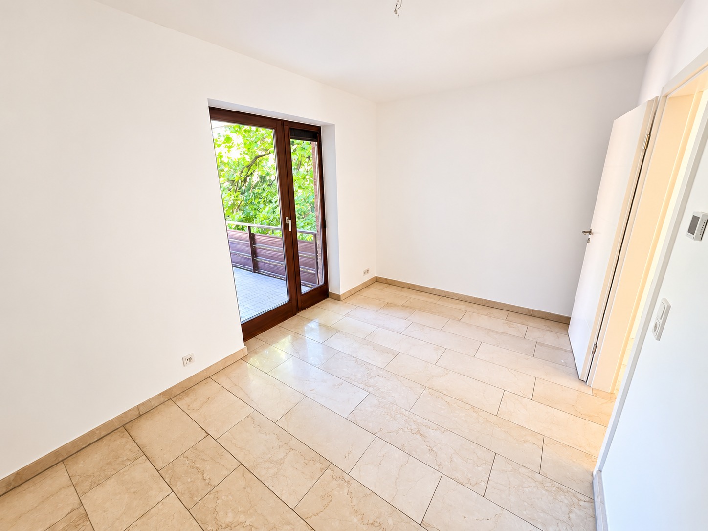 Neu renoviert! Großzügige 4 Zimmer Wohnung + 2 Balkone + Keller + TG-Platz möglich – Schwimmbad/Sauna im Haus!
