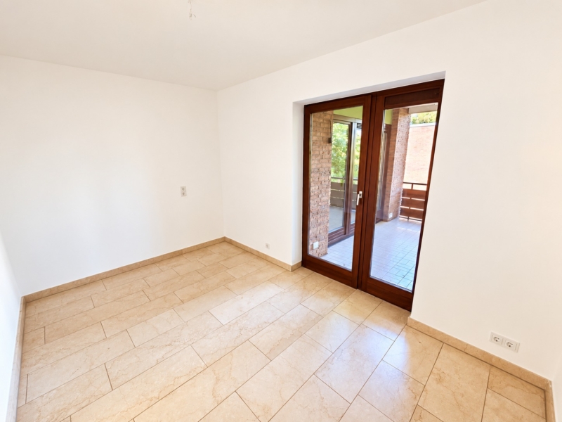 Neu renoviert! Großzügige 4 Zimmer Wohnung + 2 Balkone + Keller + TG-Platz möglich – Schwimmbad/Sauna im Haus!