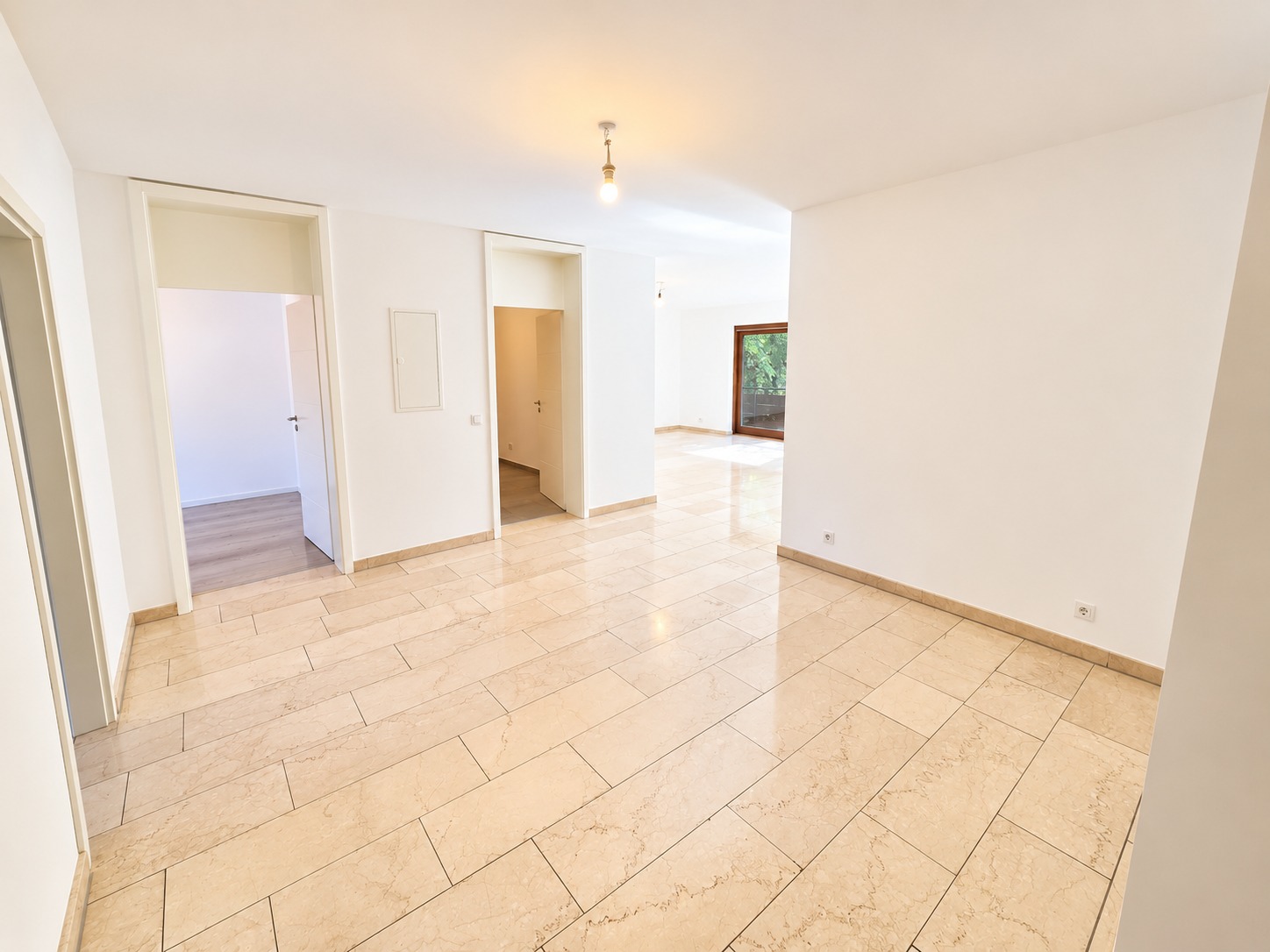 Neu renoviert! Großzügige 4 Zimmer Wohnung + 2 Balkone + Keller + TG-Platz möglich – Schwimmbad/Sauna im Haus!