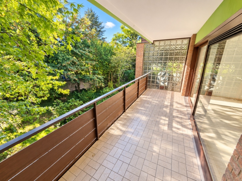 Neu renoviert! Großzügige 4 Zimmer Wohnung + 2 Balkone + Keller + TG-Platz möglich – Schwimmbad/Sauna im Haus!