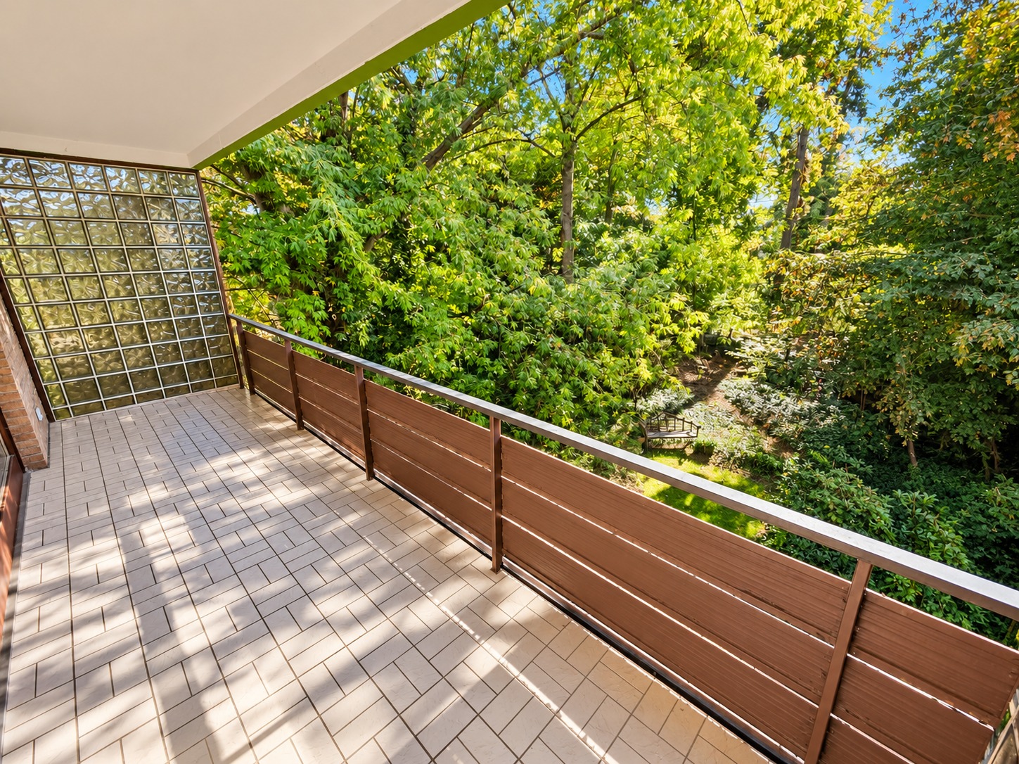 Neu renoviert! Großzügige 4 Zimmer Wohnung + 2 Balkone + Keller + TG-Platz möglich – Schwimmbad/Sauna im Haus!