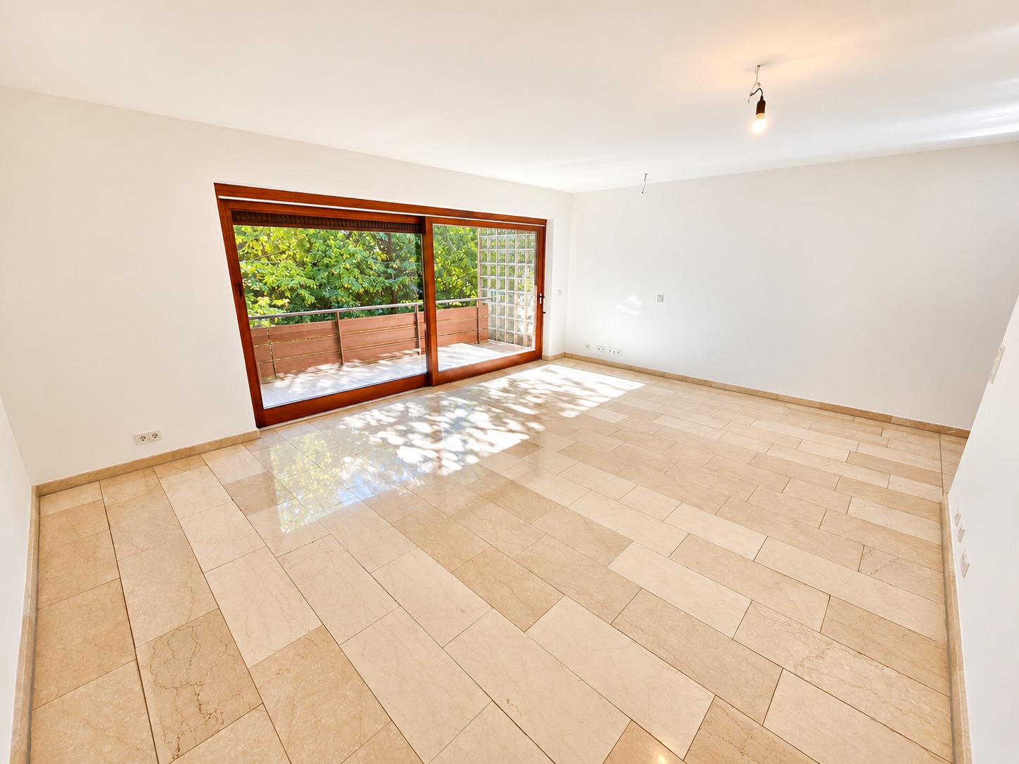 Neu renoviert! Großzügige 4 Zimmer Wohnung + 2 Balkone + Keller + TG-Platz möglich – Schwimmbad/Sauna im Haus!