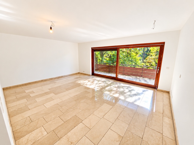 Neu renoviert! Großzügige 4 Zimmer Wohnung + 2 Balkone + Keller + TG-Platz möglich – Schwimmbad/Sauna im Haus!