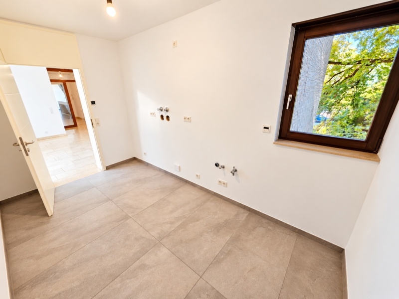 Neu renoviert! Großzügige 4 Zimmer Wohnung + 2 Balkone + Keller + TG-Platz möglich – Schwimmbad/Sauna im Haus!