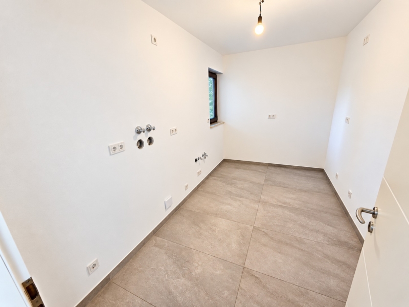 Neu renoviert! Großzügige 4 Zimmer Wohnung + 2 Balkone + Keller + TG-Platz möglich – Schwimmbad/Sauna im Haus!