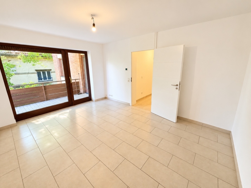 Neu renoviert! Großzügige 4 Zimmer Wohnung + 2 Balkone + Keller + TG-Platz möglich – Schwimmbad/Sauna im Haus!