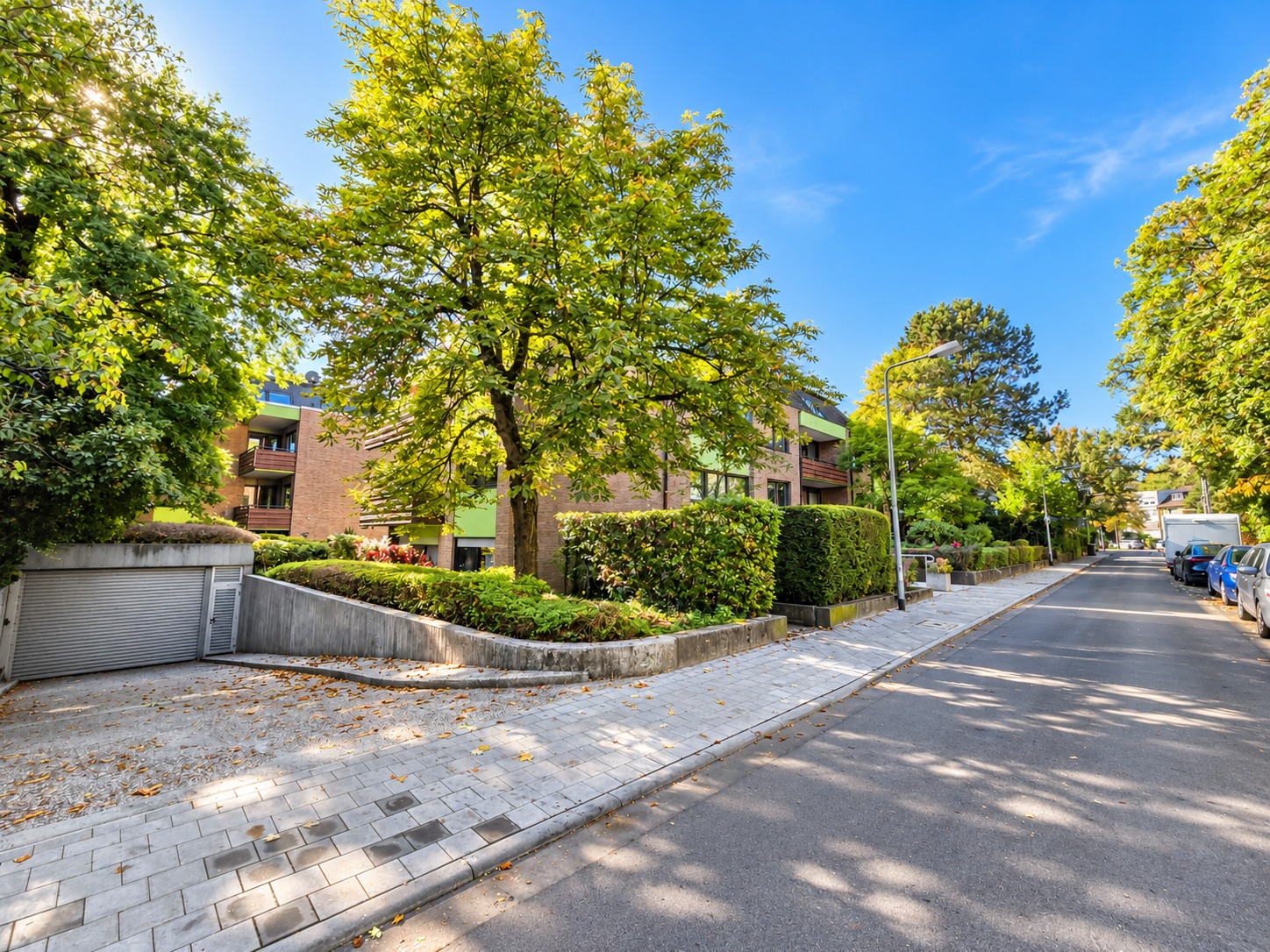 Neu renoviert! Großzügige 4 Zimmer Wohnung + 2 Balkone + Keller + TG-Platz möglich – Schwimmbad/Sauna im Haus!