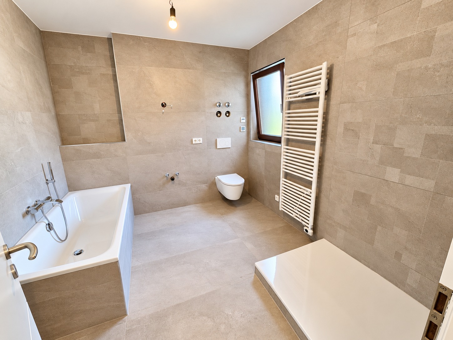 Neu renoviert! Großzügige 4 Zimmer Wohnung + 2 Balkone + Keller + TG-Platz möglich – Schwimmbad/Sauna im Haus!